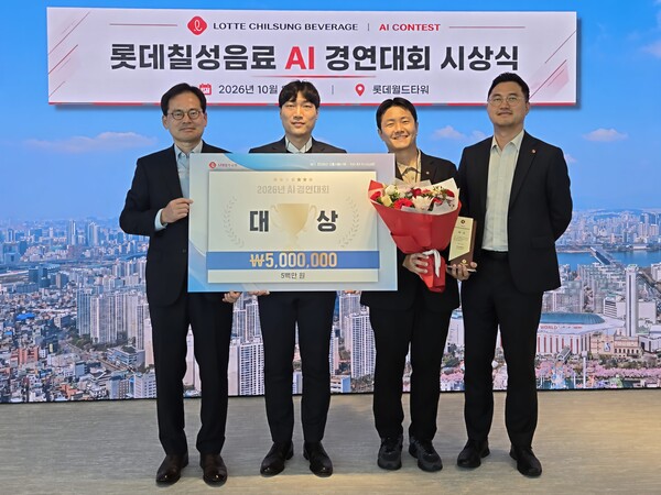 사진 왼쪽부터 롯데칠성음료 박윤기 대표이사, 생산기술팀 조민규 프로, 기술혁신팀 오동근 프로, 전략기획본부 이우근 본부장이 기념사진을 찍고 있다/ 롯데칠성음료 제공
