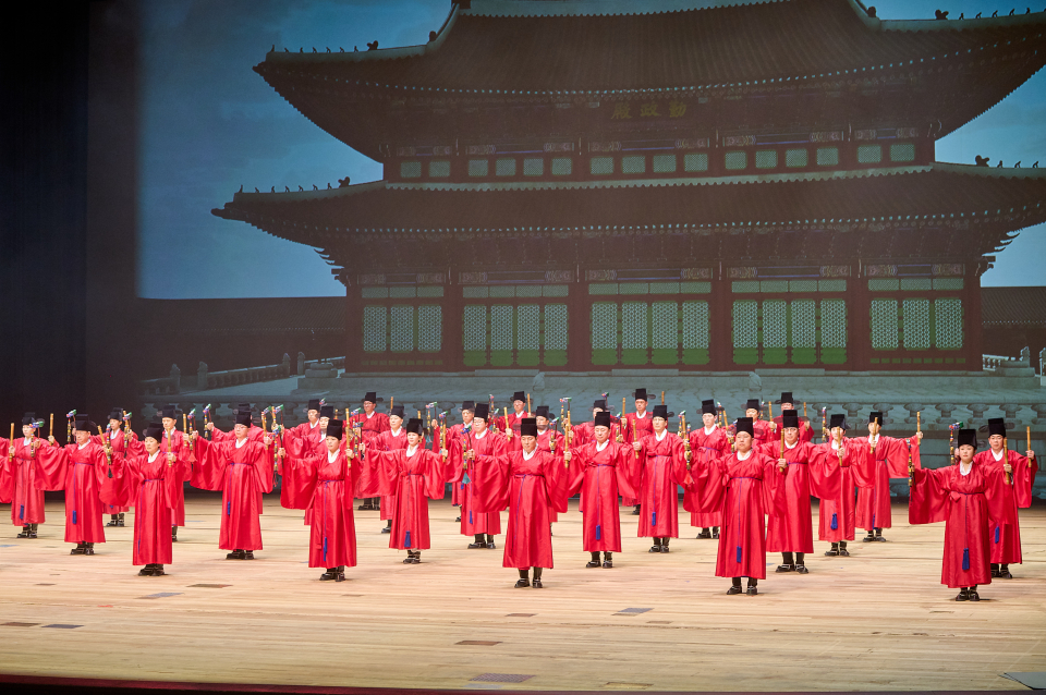 서울 세종문화회관 대극장에서 열린 제21회 창신제(創新祭)에서 크라운해태 임직원들이 ‘종묘제례악 전폐희문’ 공연을 하고 있다/ 크라운해태 제공