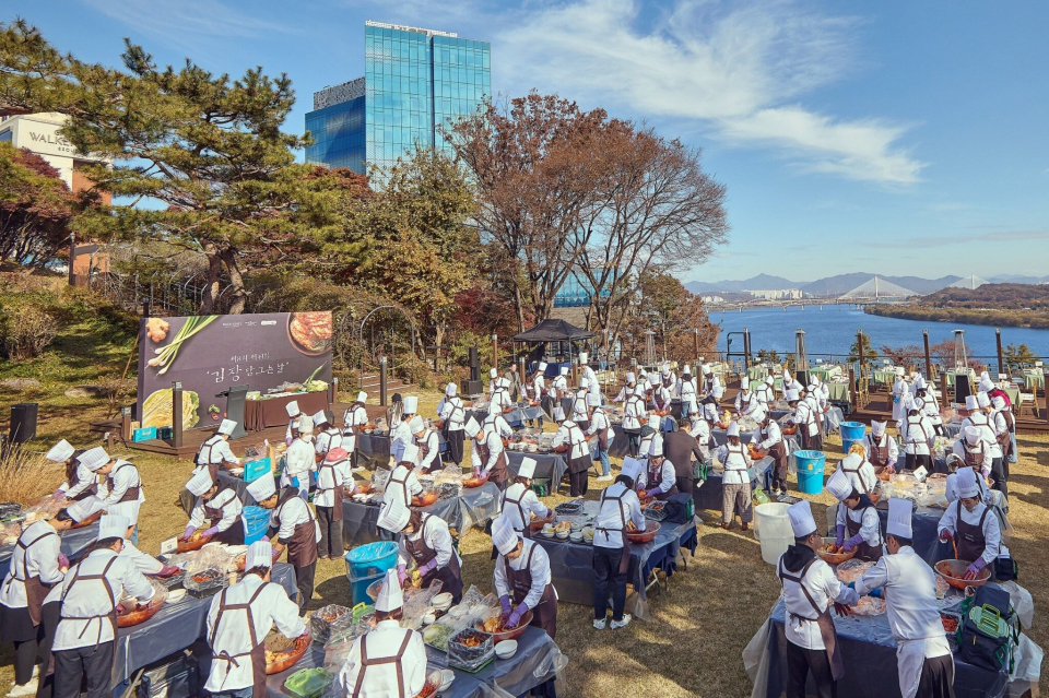 워커힐 호텔앤리조트의 ‘김장 담그는 날’ 행사 전경/ 워커힐 제공