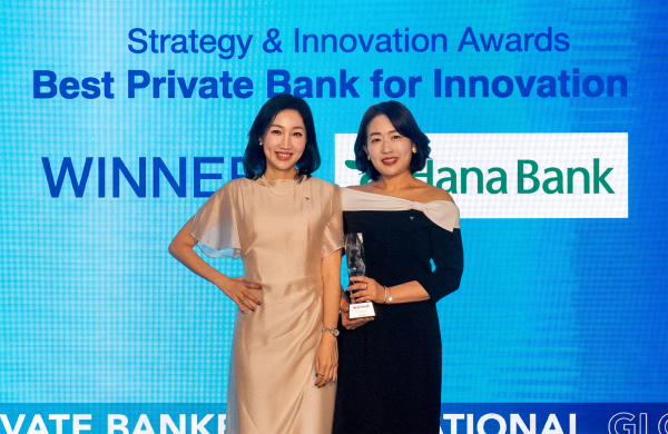 Lee Ji-hye (left), head of the Gold PB Team, and Han Young-sook, Gold PB Manager, pose for a commemorative photo holding their awards after receiving individual honors at the ceremony. / Courtesy of Hana Bank