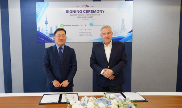 Bukwang Pharm CEO Lee Je-young (left) and Pacific Healthcare CEO Patrik Bruhlmann pose after signing an exclusive export agreement for Dexid Tablets in Thailand/ Courtesy of Bukwang Pharm