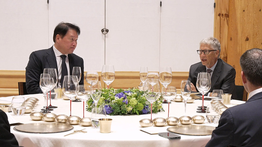 SK Group Chairman Chey Tae-won (left) and TerraPower Chairman Bill Gates hold a meeting in Seoul on Aug. 14 / Courtesy of SK